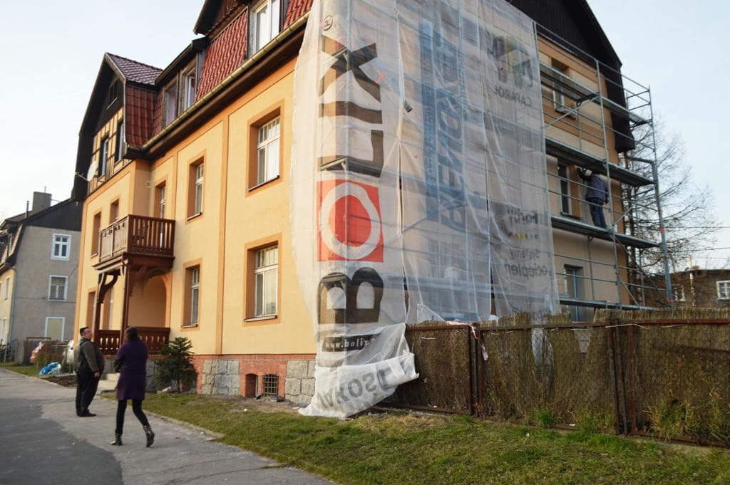 Docieplenie ścian budynku Wspólnoty Mieszkaniowej przy ulicy Wincentego Pola w Jeleniej Górze | Glazurmistrz.pl